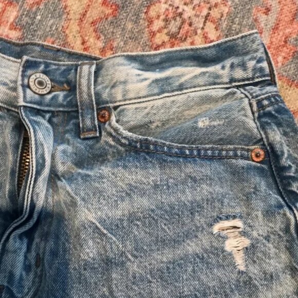 Women's American Eagle Light Wash Distressed Jean Short - Picture 5 of 7